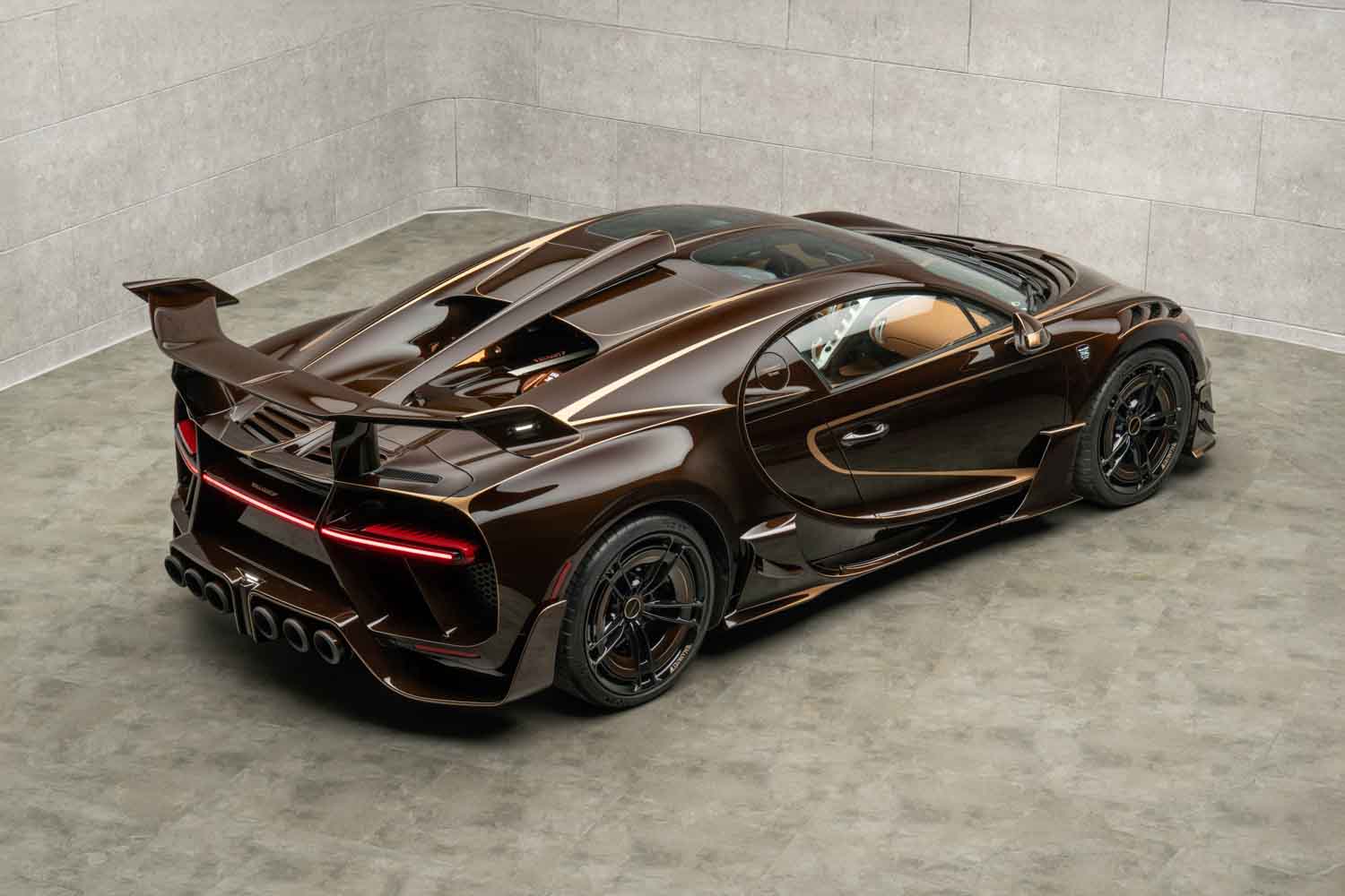 億超えのブガッティを全身カラーカーボンで仕立てる。世界限定1台の