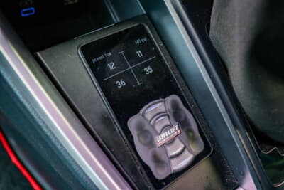 トヨタ ノア：エアサスのリモコンはシフトノブの横に埋め込んでいる。シフト周りがごちゃつかない綺麗な配置だ