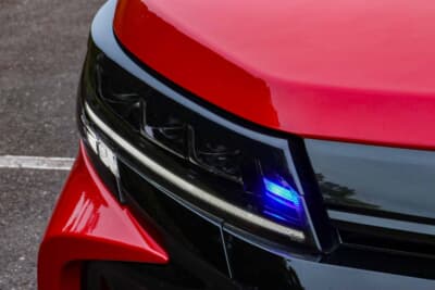 トヨタ ノア：ヘッドライトには全体のトーンに合わせてプロテクションフィルムを貼った。ワゴンスターのアイラインをさり気なく投入しているのもGOOD 