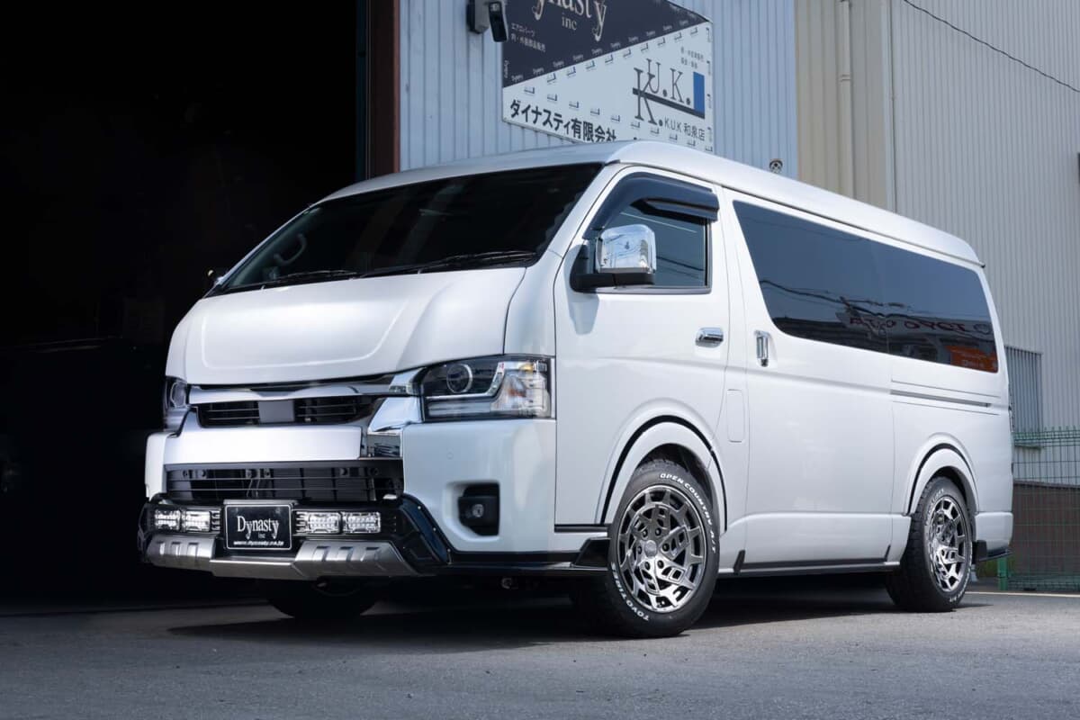 10人乗りと対面ラウンジ仕様を両立させる日常。ハイエースコンプリート