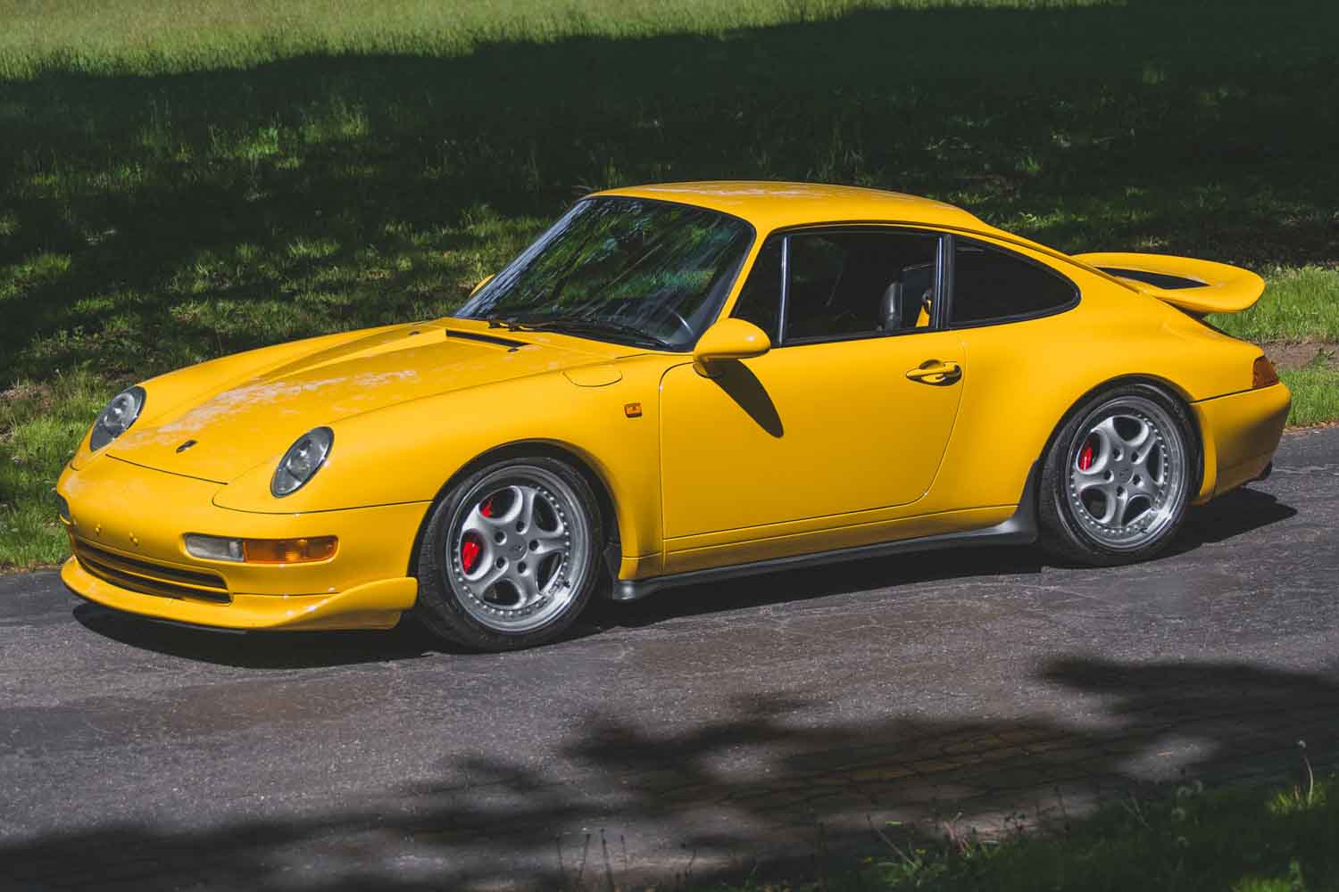 日本へ新車納車された走行1.5万km車が約1.2億円。ポルシェ911カレラRS