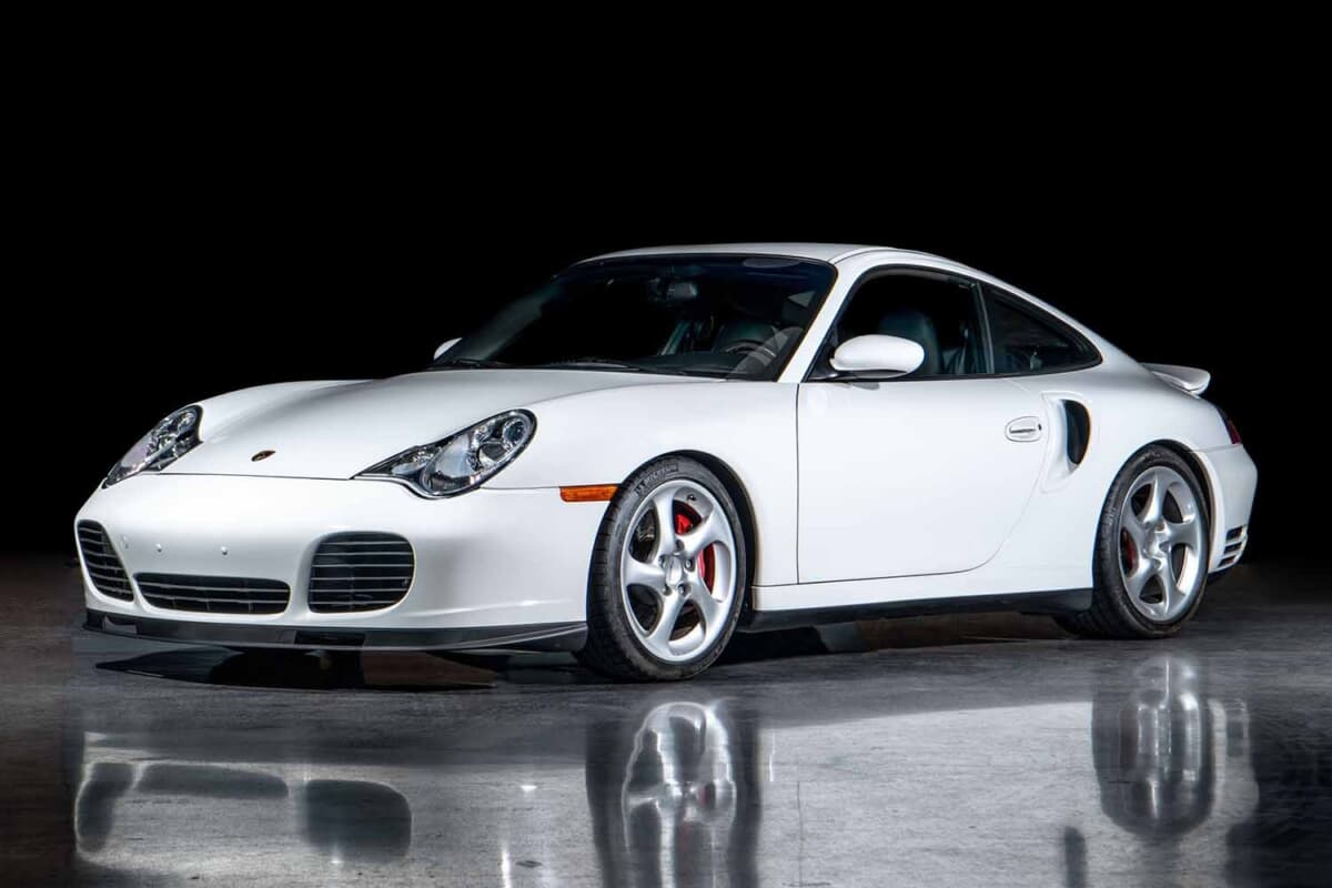 中身はGT2の450馬力。約4340万円で落札された8668kmの911ターボ | AUTO