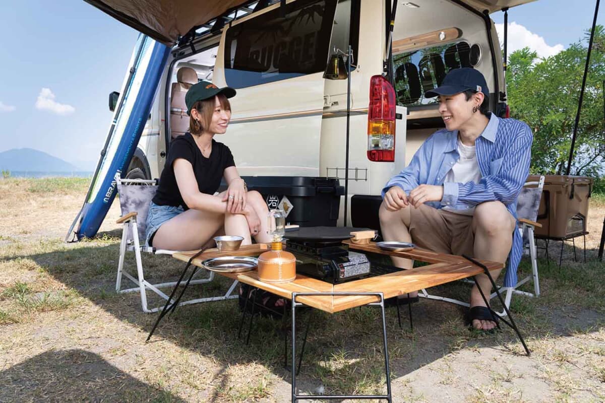 トヨタ「ハイエース」普段は水回りを隠せるベッド！ アンティーク