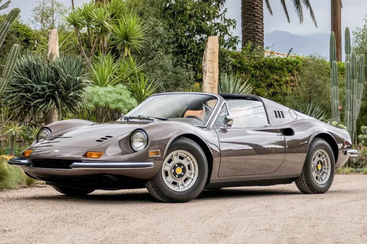 1億円超の予想も流札。1973年式「ディーノ246GTS」ブラウン塗装が放つ