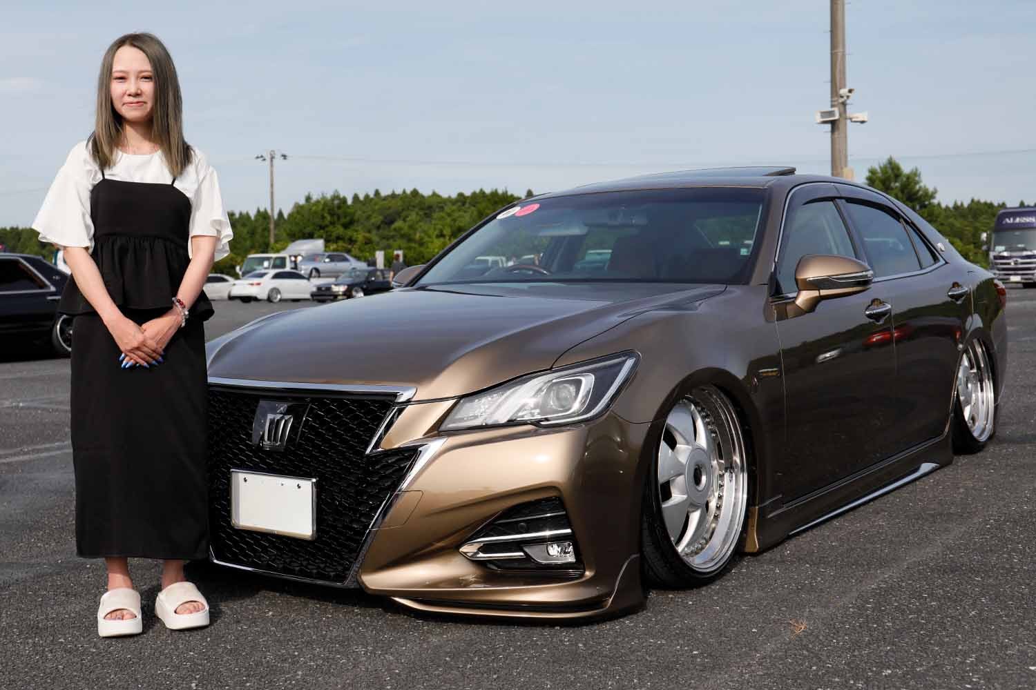 彼女の210系クラウンは超激レア純正色の胡桃！フェラーリ製ブレンボを