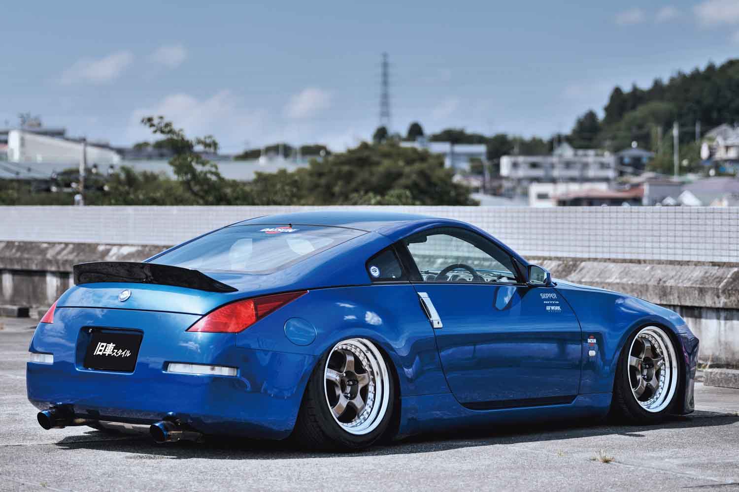 1/ 10日産フェアレディZ Z33型 初代フェアレディZのレトロな丸目顔を完全移植。日産Z33型フェアレディ