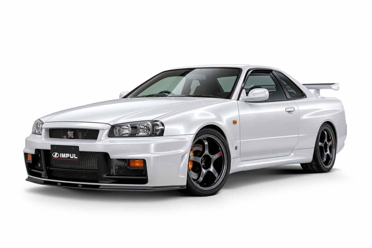 完成された純正デザインを崩さない。R34GT-R用インパル製