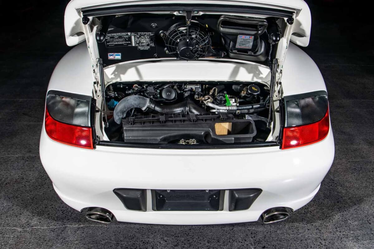 中身はGT2の450馬力。約4340万円で落札された8668kmの911ターボ | AUTO