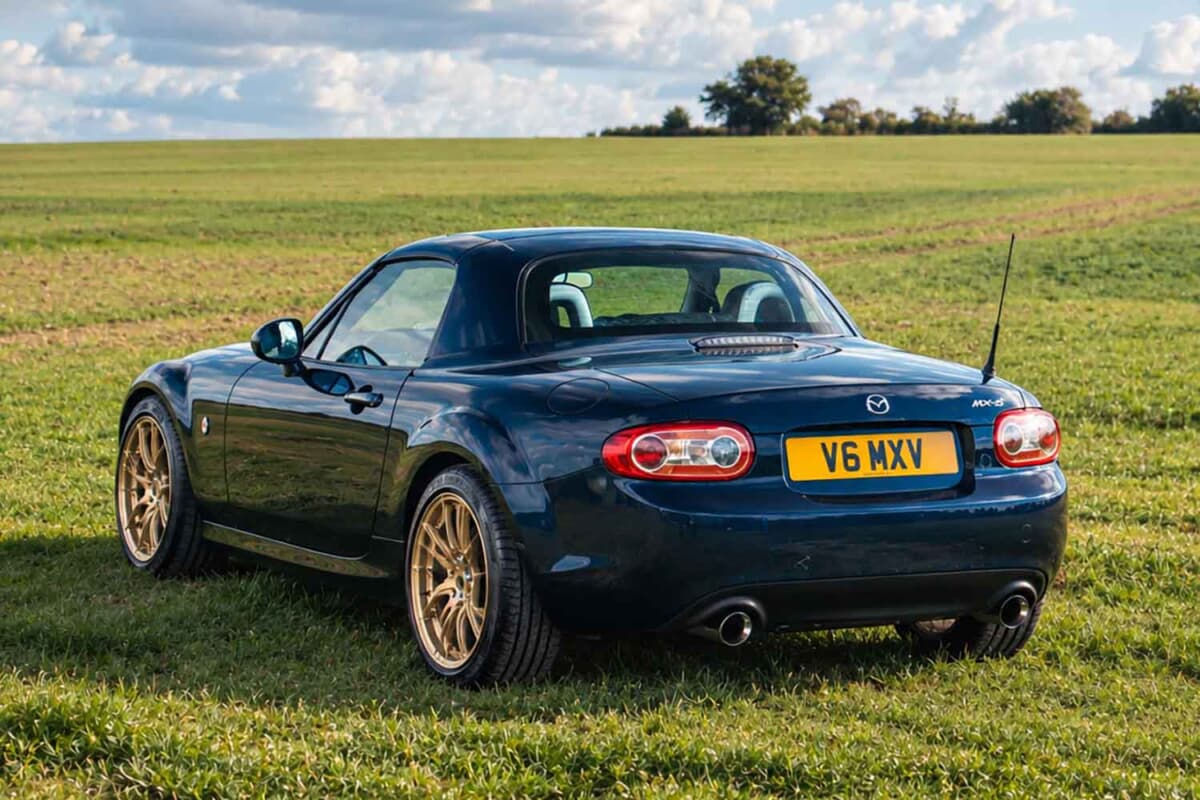 300馬力のV6を無加工で載せた名機。NCロードスターへ注がれた英国の