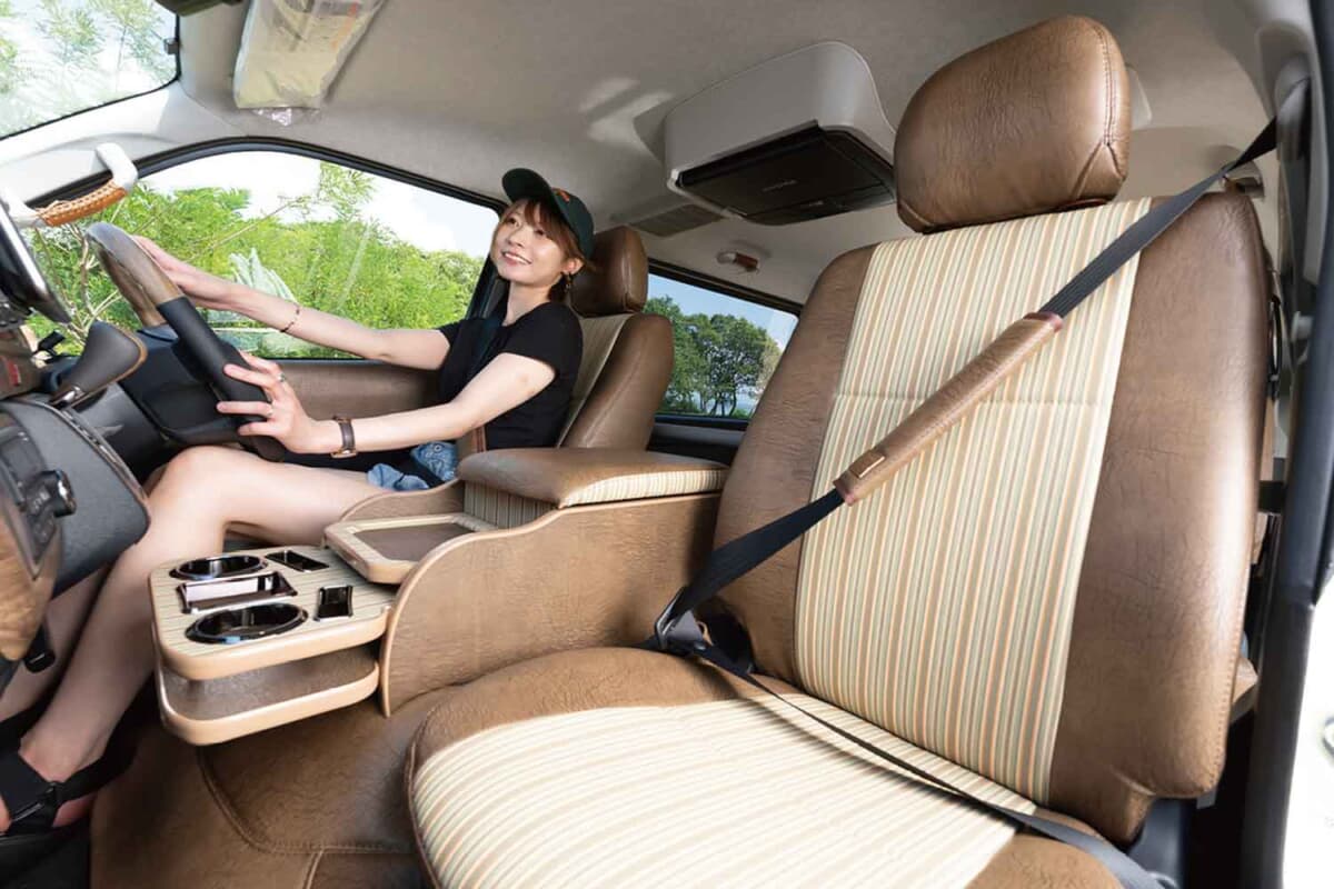 トヨタ「ハイエース」普段は水回りを隠せるベッド！ アンティーク
