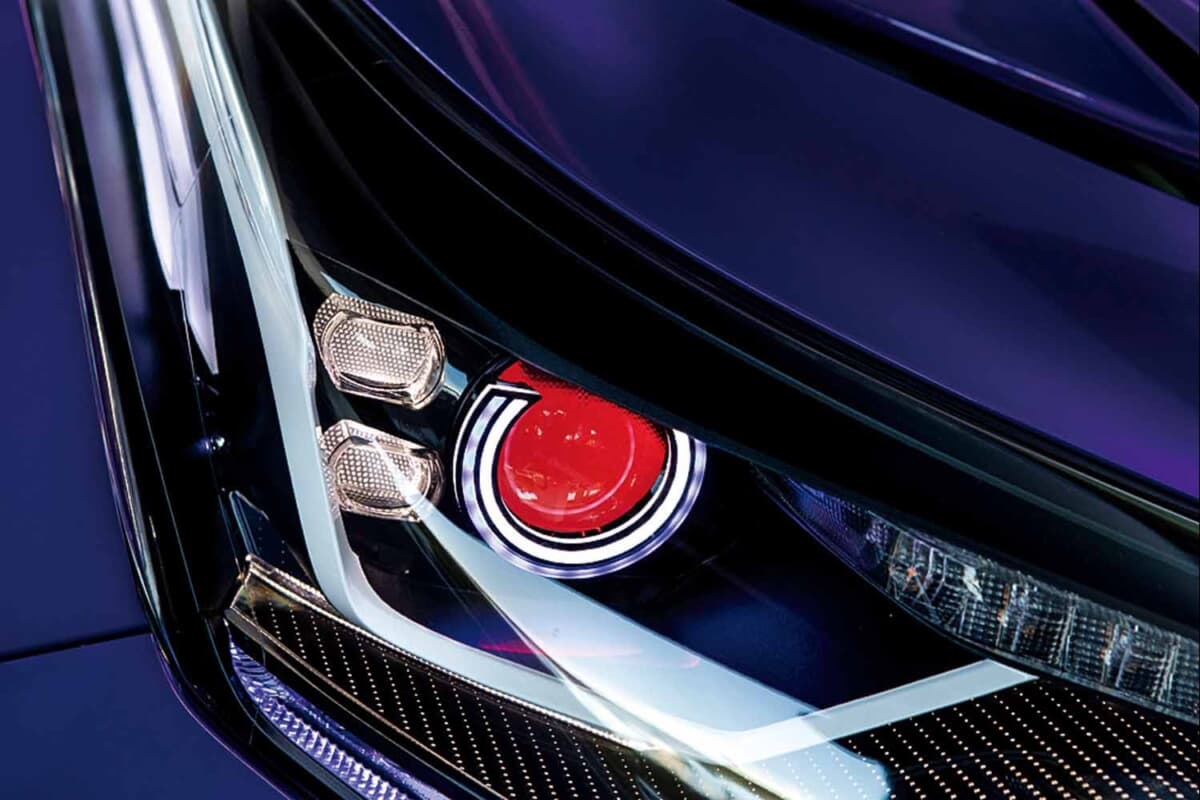 GT-Rのダクト移植し後席はスピーカーに。全身ムラサキのトヨタC-HR