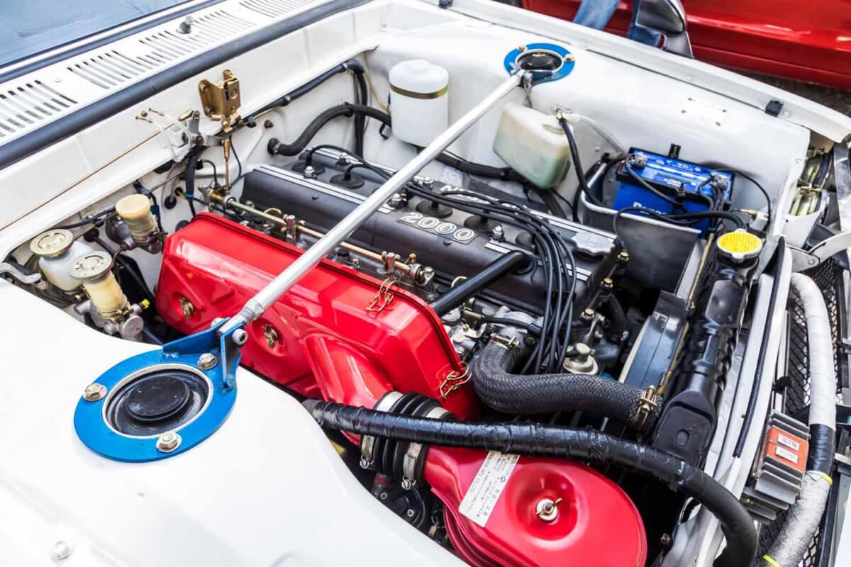 外した純正部品をストックし35年維持するスタイル。1972年式ハコスカGT