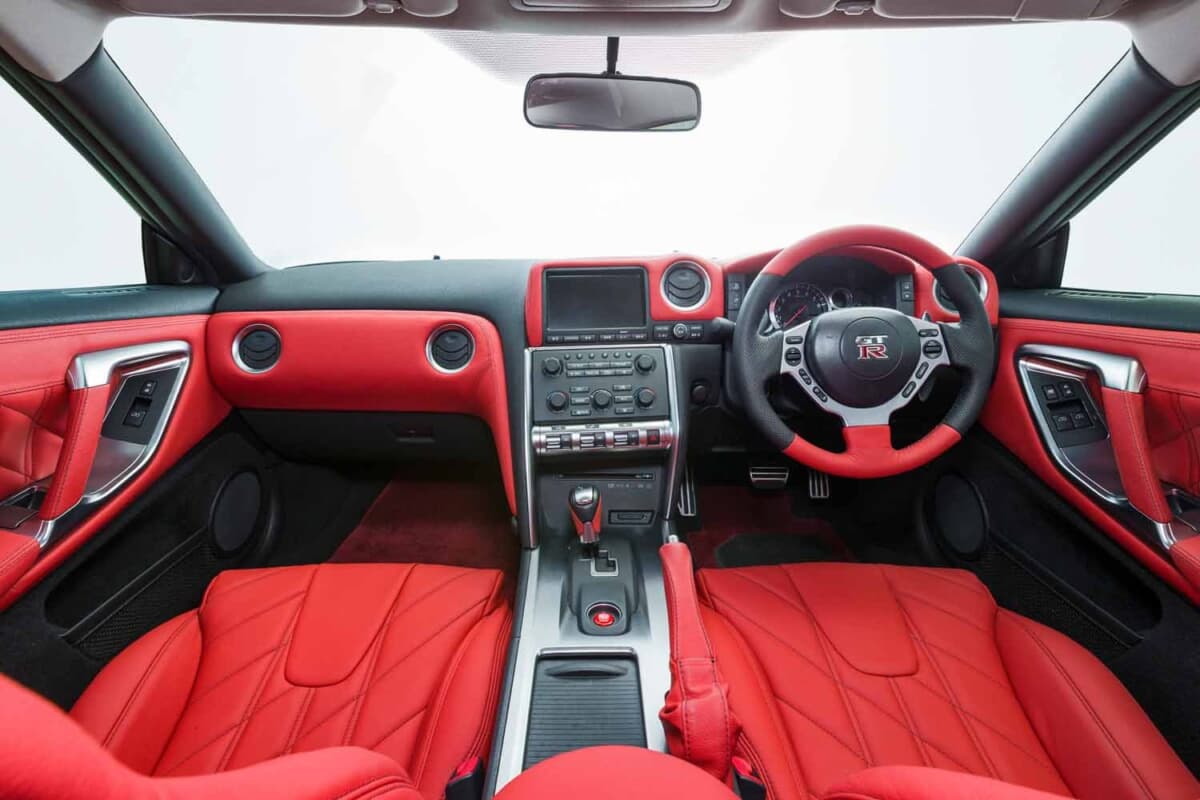 初期型R35の弱点を克服。高級革内装とリバティーウォークのワイド