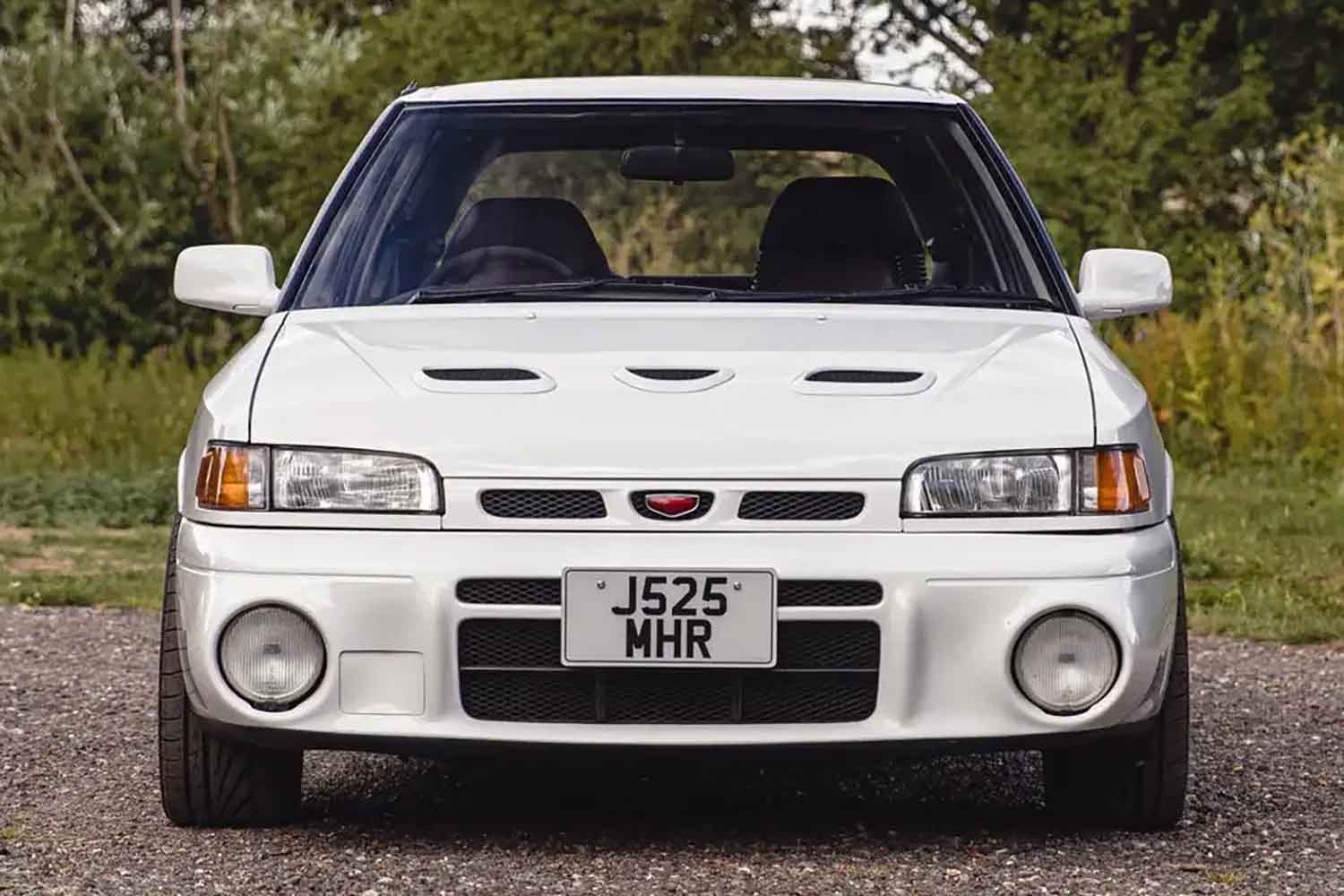 当時の新車価格250万円を突破。世界限定2500台のマツダ323GT-Rが英競売