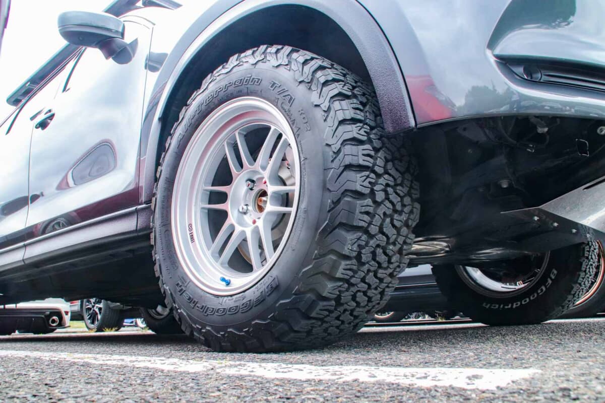 あえて車高を上げる選択。9cmリフトアップにエンケイのホイールを