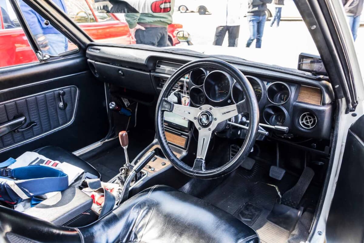 外した純正部品をストックし35年維持するスタイル。1972年式ハコスカGT