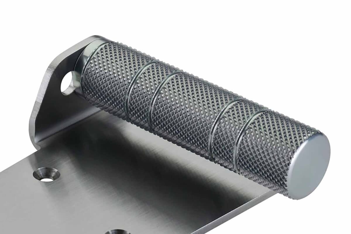 左足を軸足として踏ん張る新構造。プロト「NEOPLOT フットレストバー