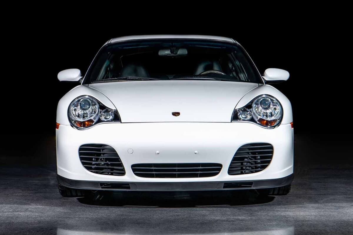 中身はGT2の450馬力。約4340万円で落札された8668kmの911ターボ | AUTO