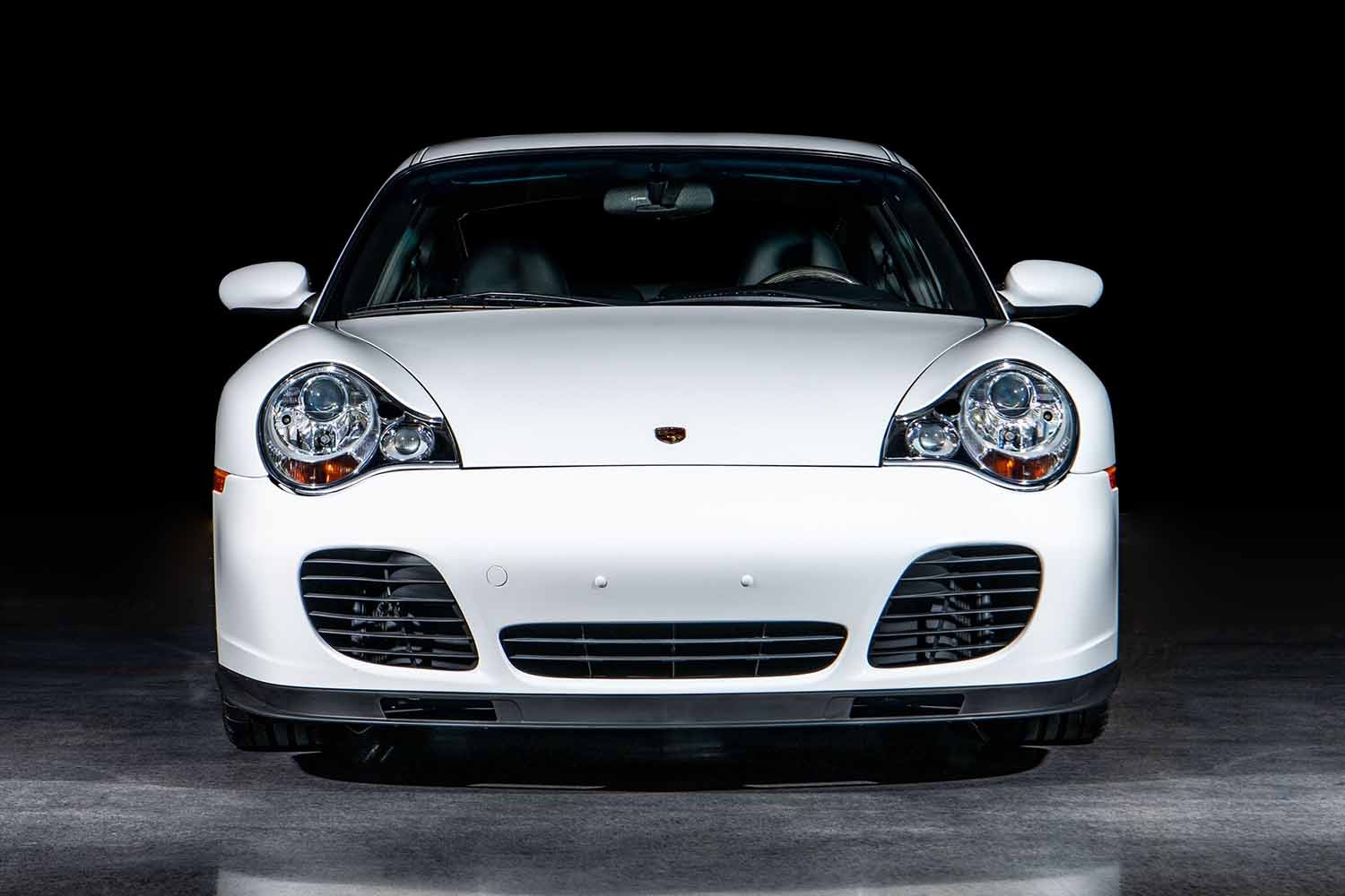 中身はGT2の450馬力。約4340万円で落札された8668kmの911ターボ | AUTO