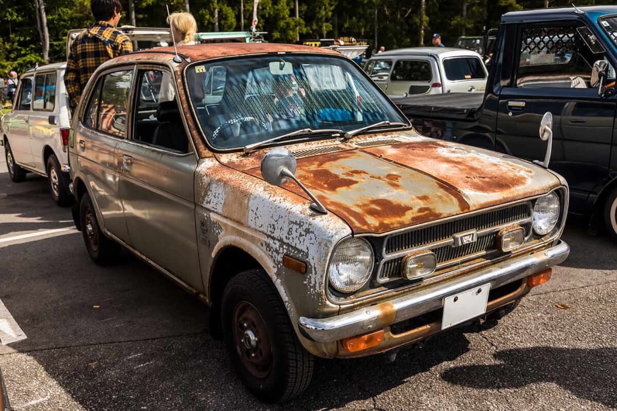 サビだらけの見た目に新車時のビニール！初期型ホンダ「ライフ」が