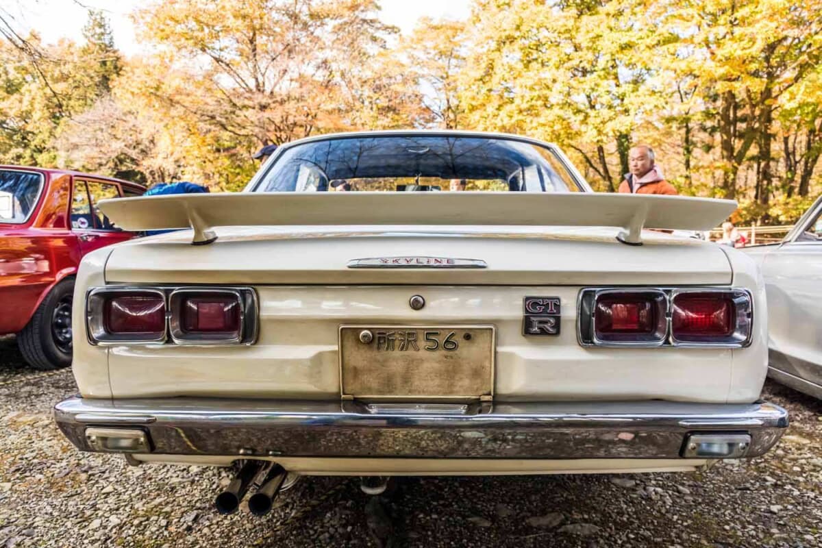 外した純正部品をストックし35年維持するスタイル。1972年式ハコスカGT