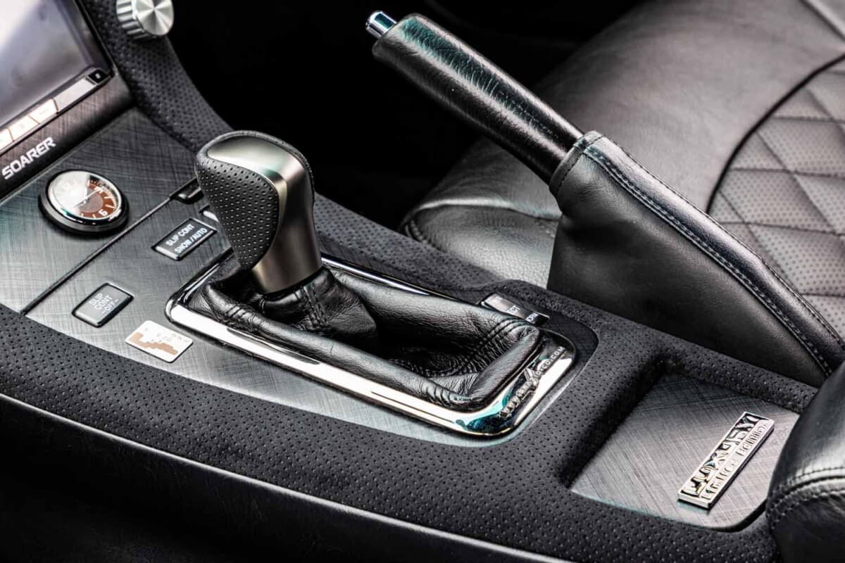 80スープラのATゲートシフトを移植。トヨタ「ソアラ」他車種流用で保つ