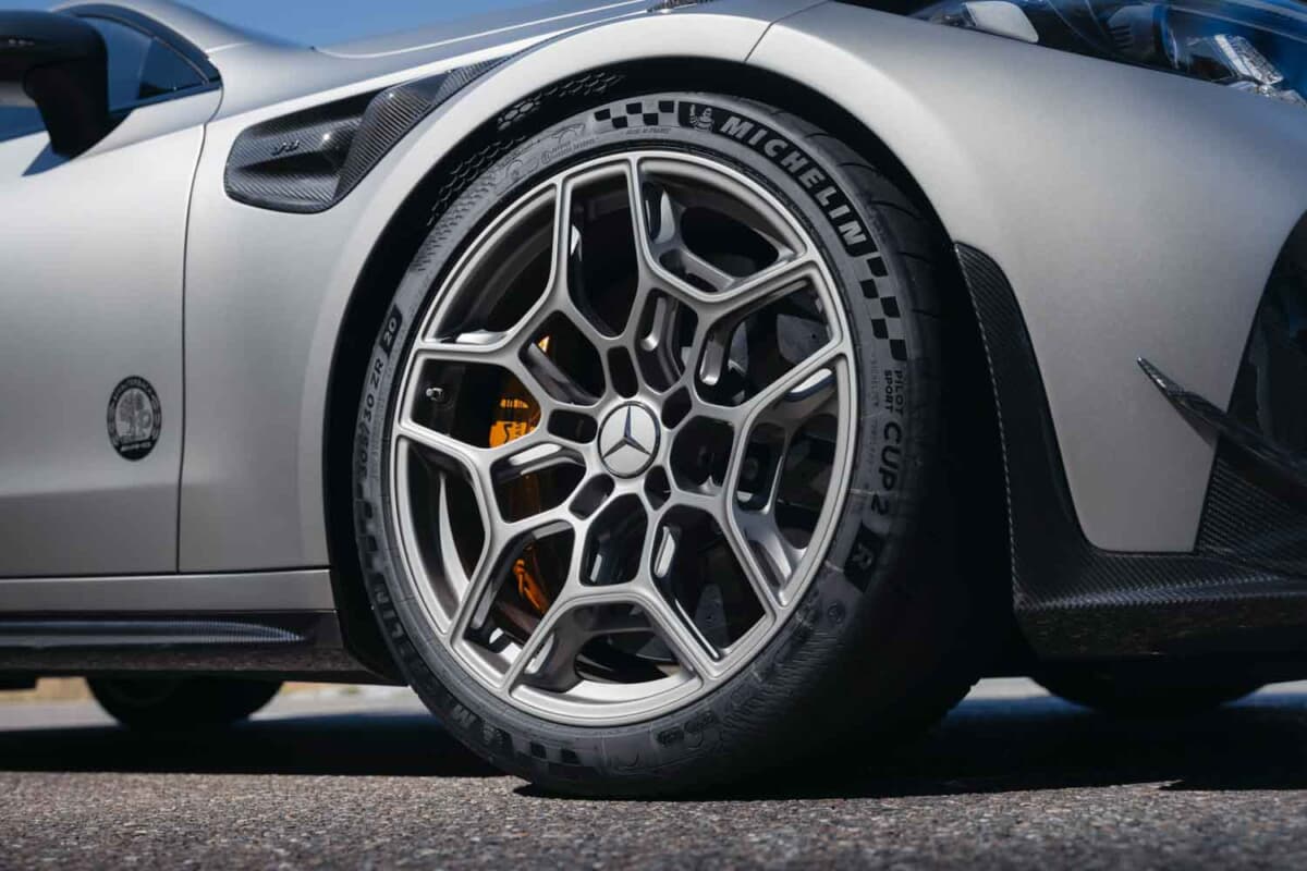 狂気的な情熱を走りに注ぎ込む。FR駆動V8搭載のメルセデスAMG CLE646