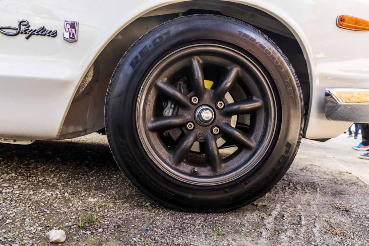 外した純正部品をストックし35年維持するスタイル。1972年式ハコスカGT