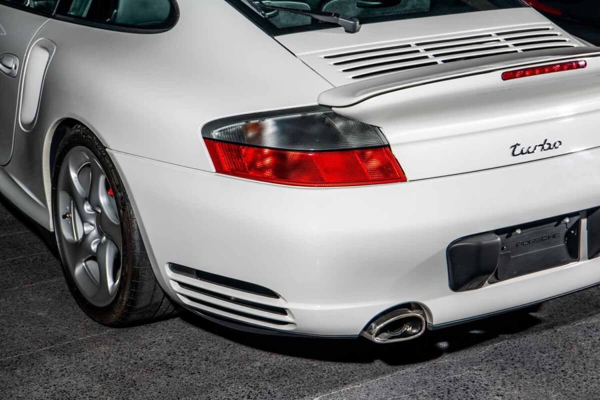 中身はGT2の450馬力。約4340万円で落札された8668kmの911ターボ | AUTO