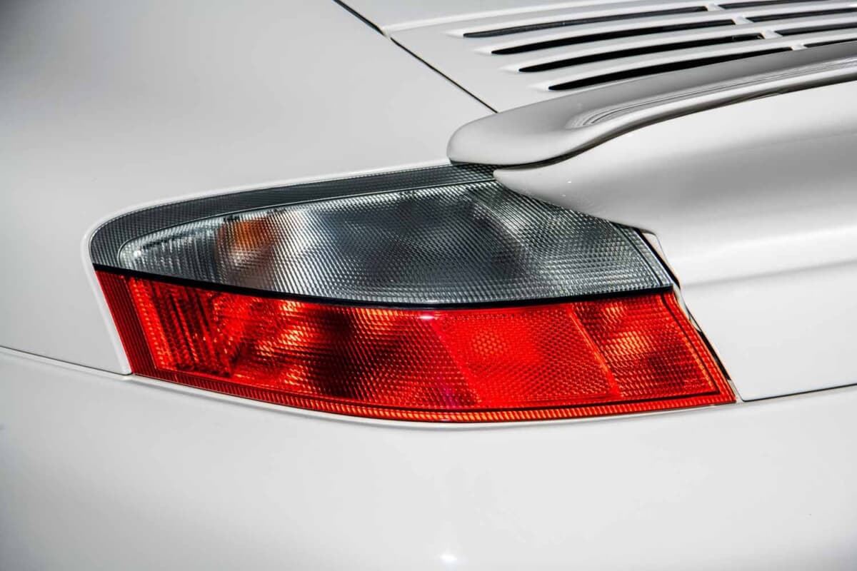 中身はGT2の450馬力。約4340万円で落札された8668kmの911ターボ | AUTO