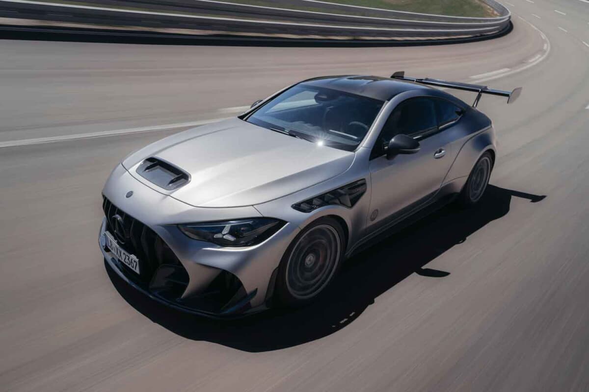 メルセデスベンツAMGサンプル(ウッド&レザー) 狂気的な情熱を走りに注ぎ込む。FR駆動V8搭載のメルセデスAMG CLE646