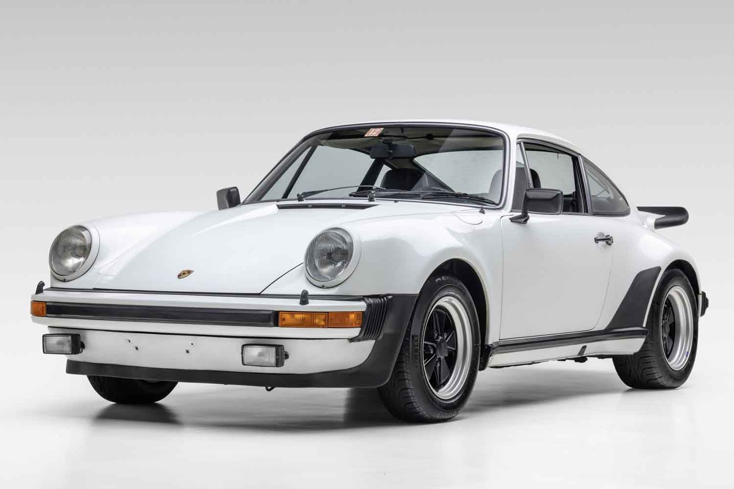 岐阜のガレージで長年眠っていた個体が約5200万円。初代ポルシェ911
