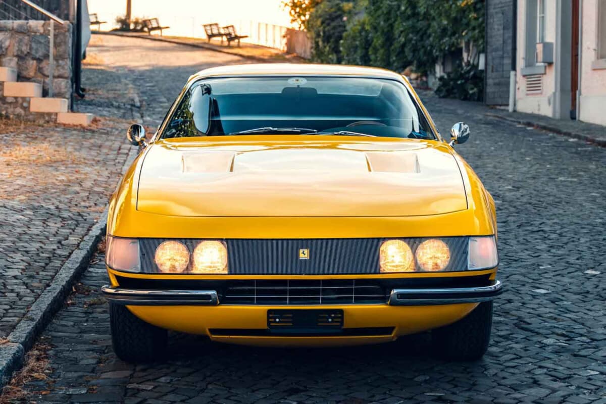 初期400台の希少アクリルノーズ。フェラーリ「365 GTB/4 デイトナ」1億