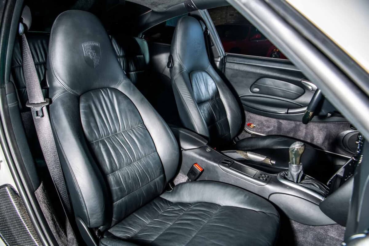 中身はGT2の450馬力。約4340万円で落札された8668kmの911ターボ | AUTO