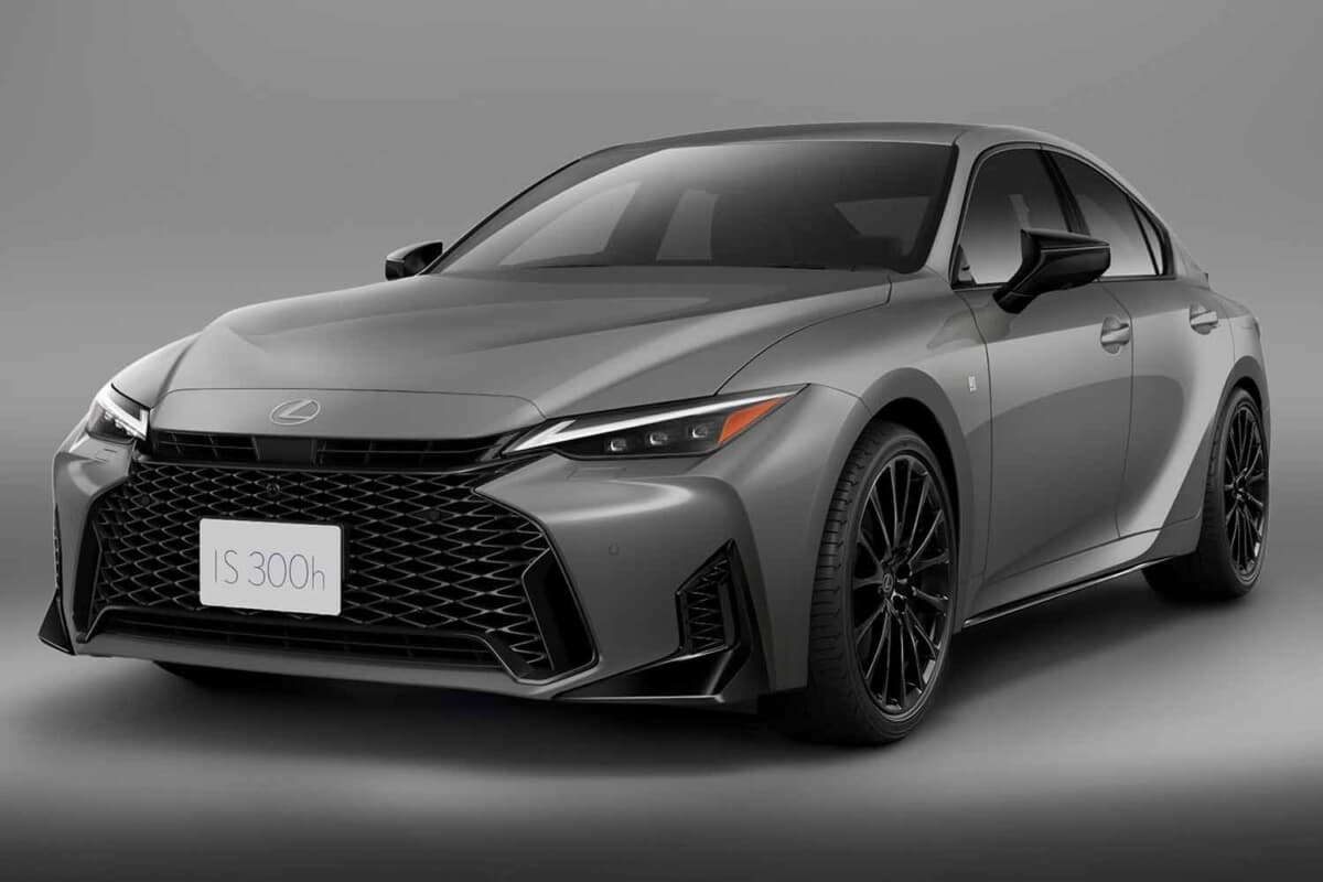希少★レクサス★LEXUS★9.0型★良品★スタンド(BK) 25年の歴史が紡ぐFRセダンの美学。IS300h特別仕様車が纏う漆黒のBBS