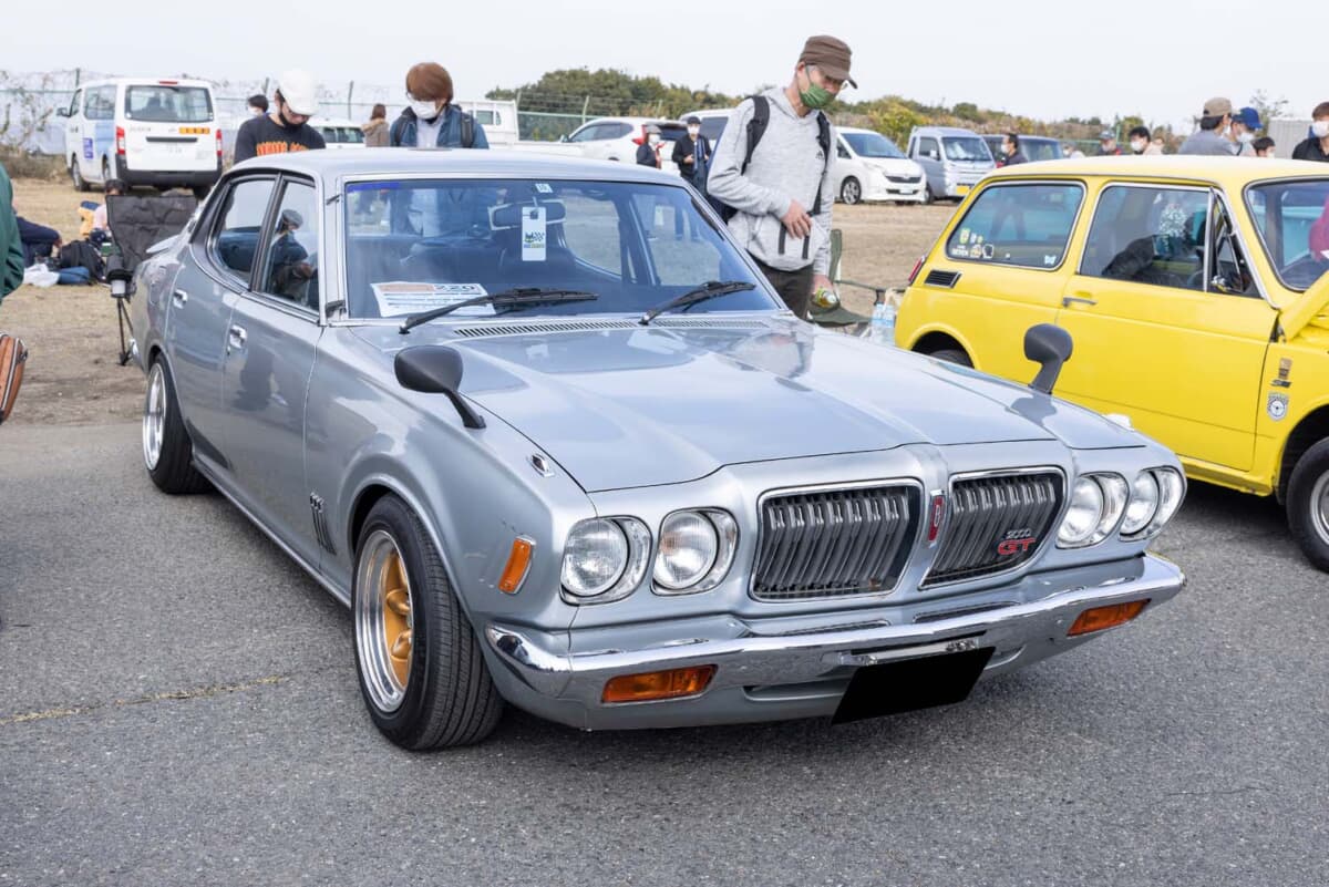 2ドアより希少な4ドアのサメブル。憧れ叶えた75年式ブルーバード