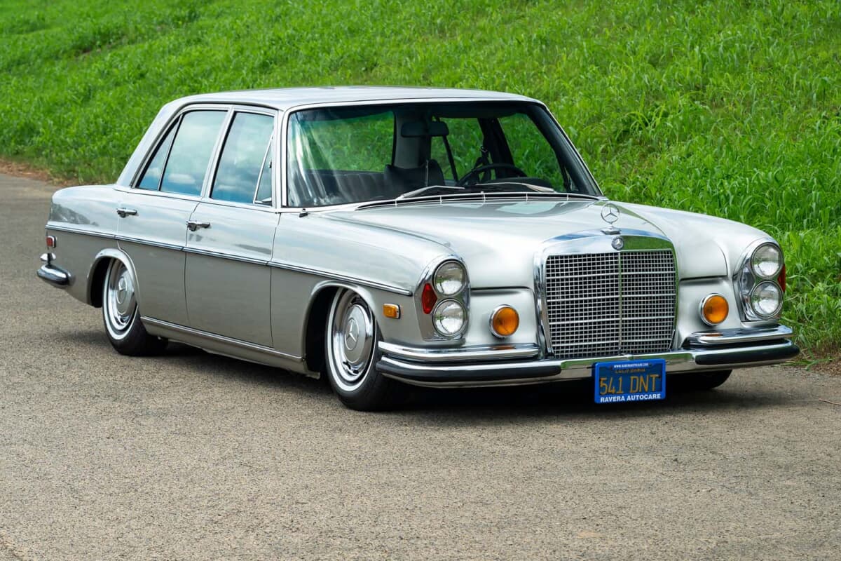 あえて車高を下げて普段使いする。1971年式メルセデス・ベンツ280SE