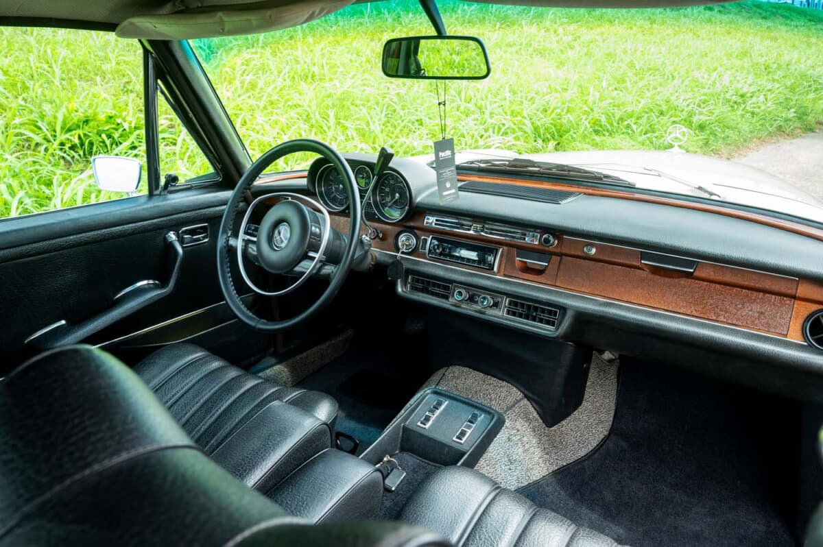 あえて車高を下げて普段使いする。1971年式メルセデス・ベンツ280SE