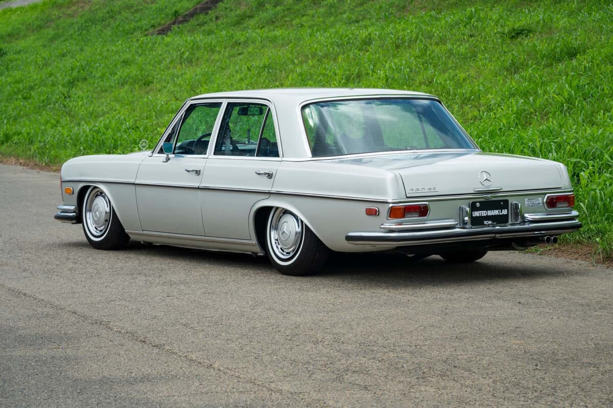 あえて車高を下げて普段使いする。1971年式メルセデス・ベンツ280SE