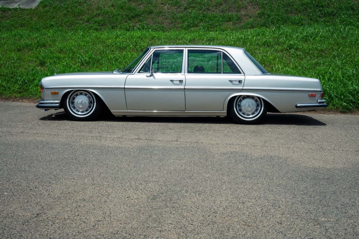 あえて車高を下げて普段使いする。1971年式メルセデス・ベンツ280SE