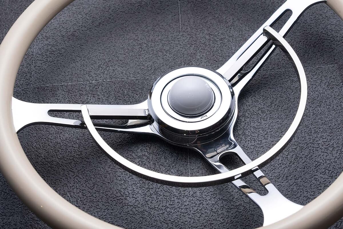 ホーンリングはダミー構造。1960年代アメ車風に変身させるネオ