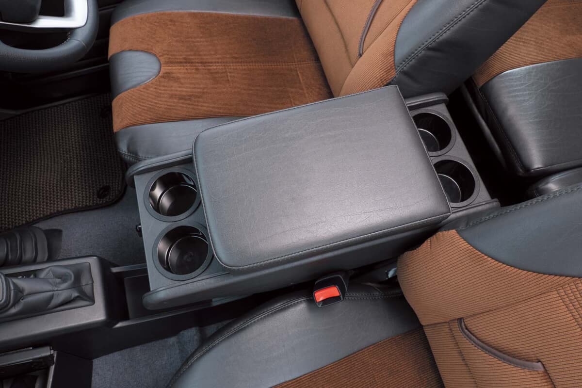 純正比最大5倍の収納力。ランクル70の車内を快適にするシンプル