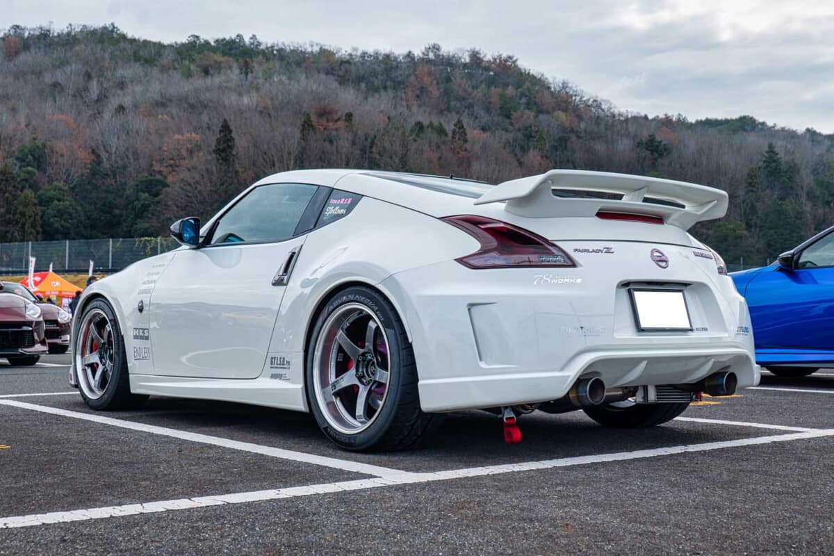 憧れを胸にディーラーの門を叩いた青年。新車から紡ぐZ34とワークス