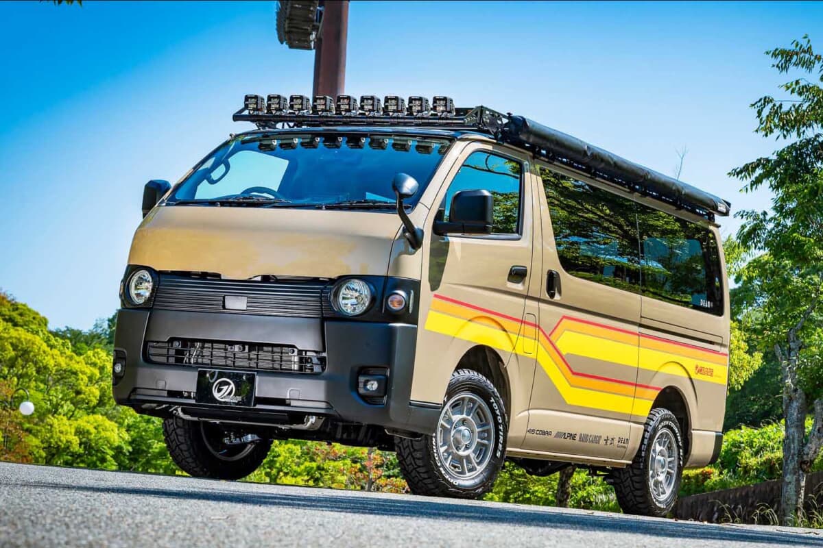 【BOB1/4】DEAN CROSS COUNTRY ハイエース 商用車の硬さを払拭。トヨタ「ハイエース」の足元を飾るクリムソンDEAN