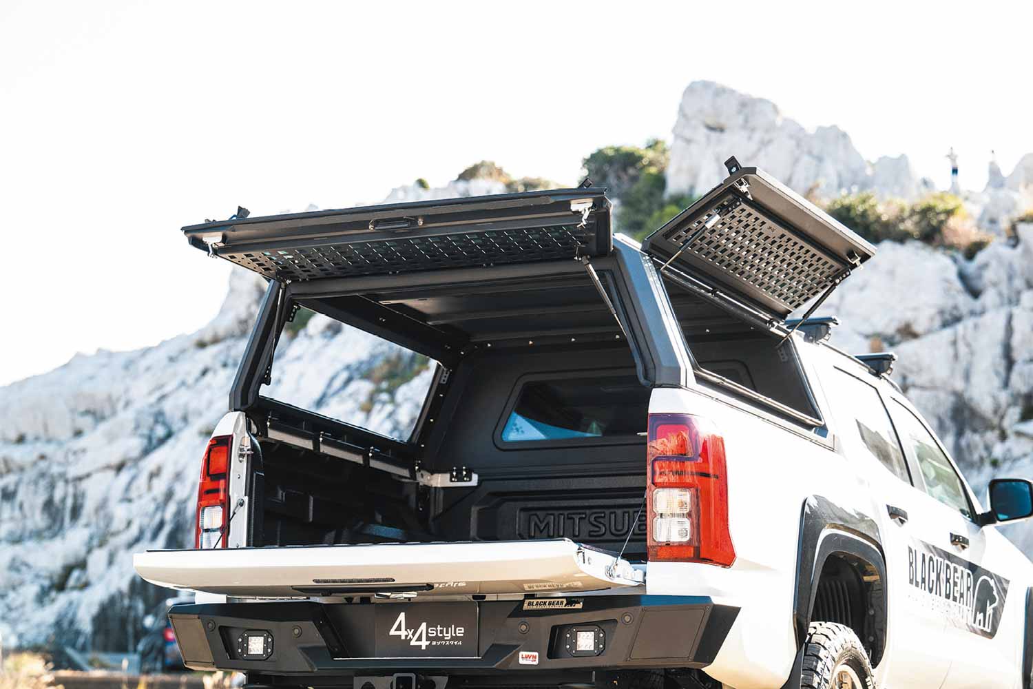 耐荷重200キロのアルミ製キャノピーを装着。ブラックベアが放つ三菱