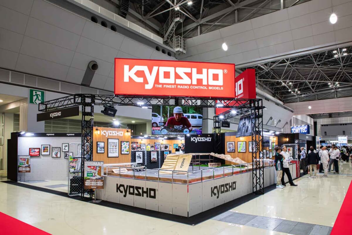 30度切れる1/64ギミックと職人技ジオラマ。京商が全日本模型ホビー