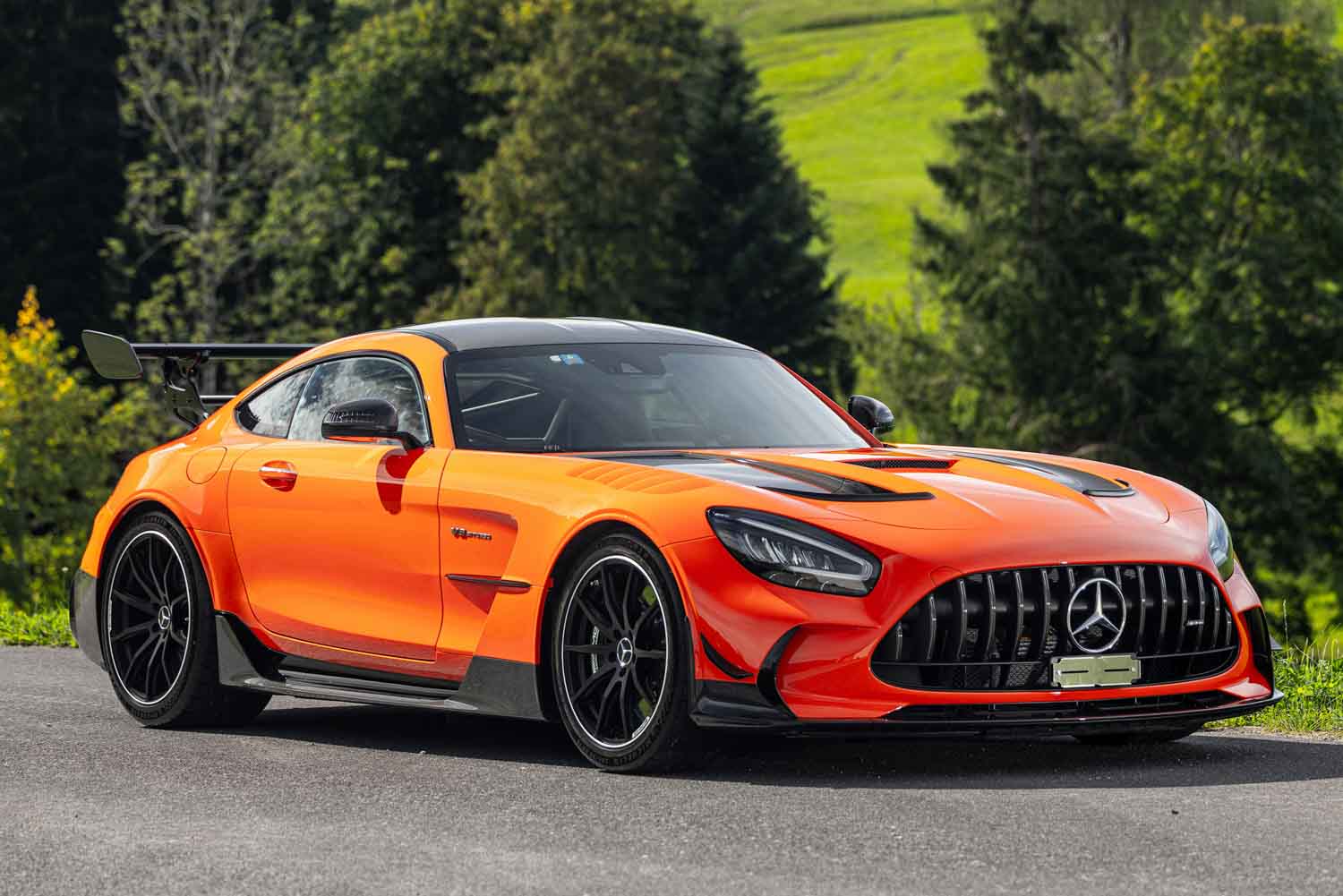 なぜ新車価格を上回る約5015万円で落札？ AMG GTブラックシリーズが
