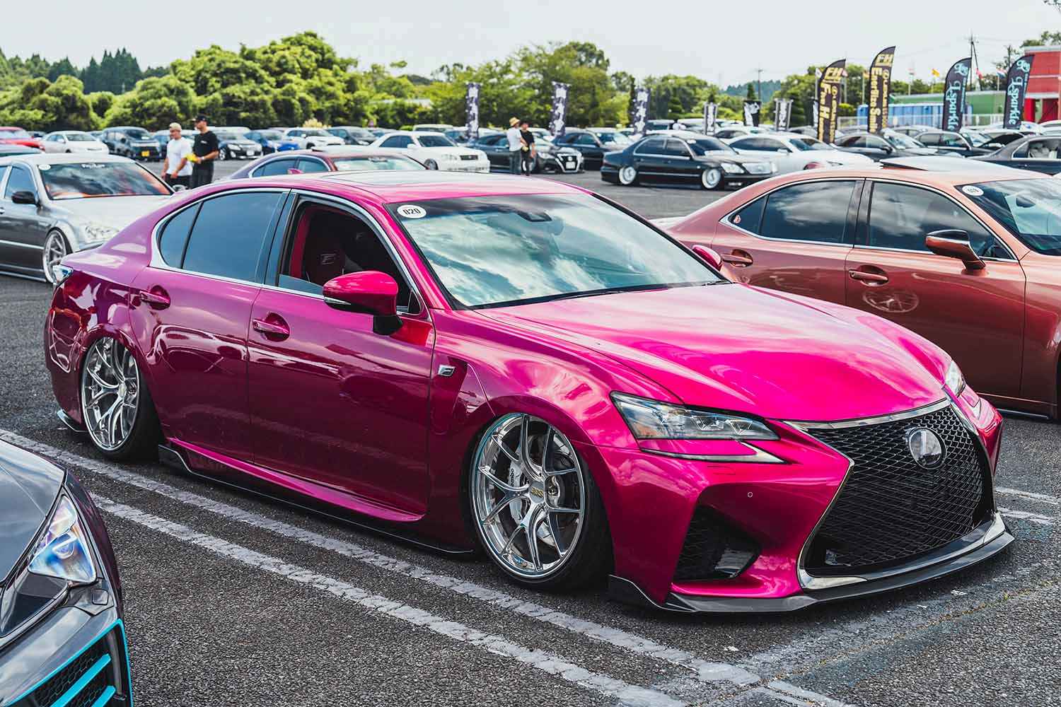 477馬力のV8を堪能するVIP。BBS鍛造ホイールとキャンディマゼンタで