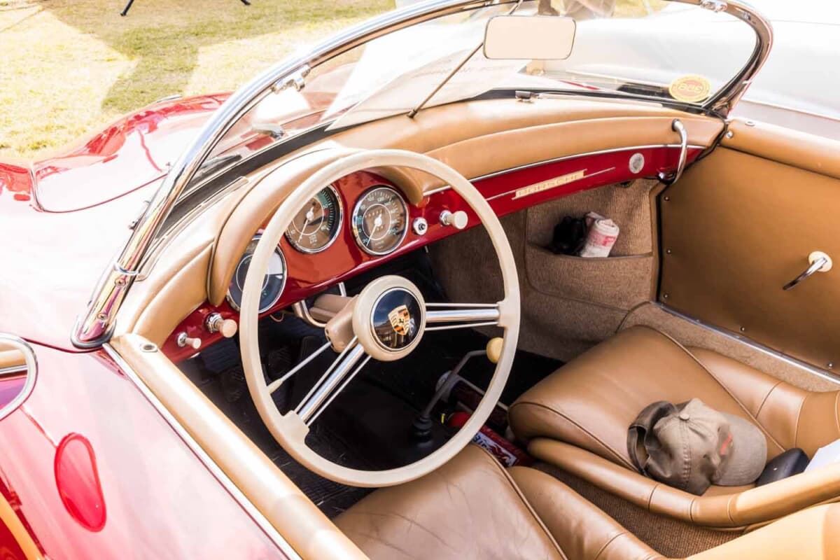 床に穴が空いた名車を買って30年。ポルシェ「356スピードスター」を街