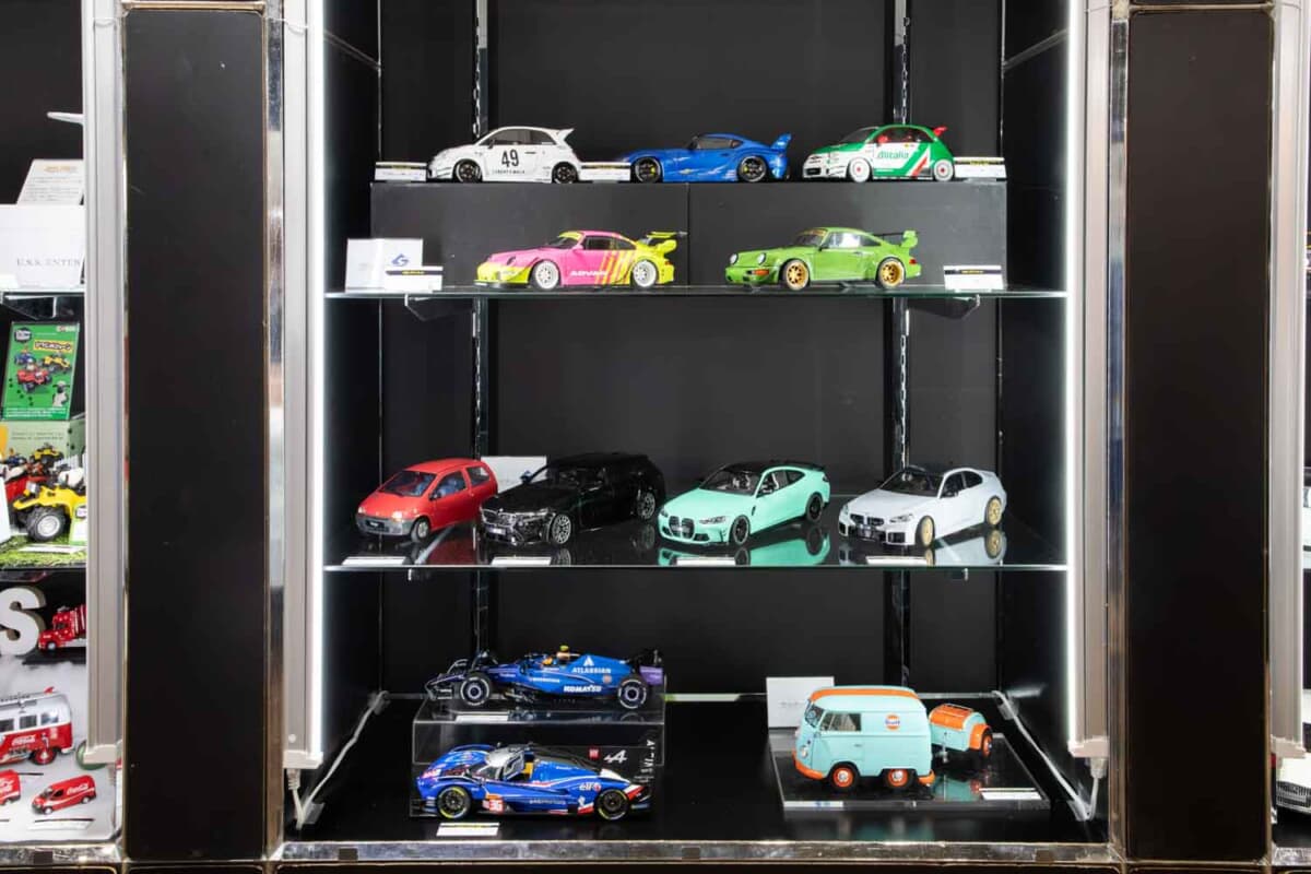 30度切れる1/64ギミックと職人技ジオラマ。京商が全日本模型ホビー